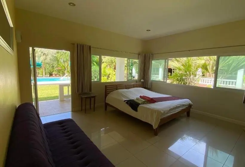 バルコニー付きデラックスルーム, Palm Gardens Resort, Bang Saphan