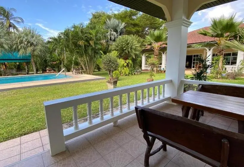 バルコニー付きデラックスルーム, Palm Gardens Resort, Bang Saphan