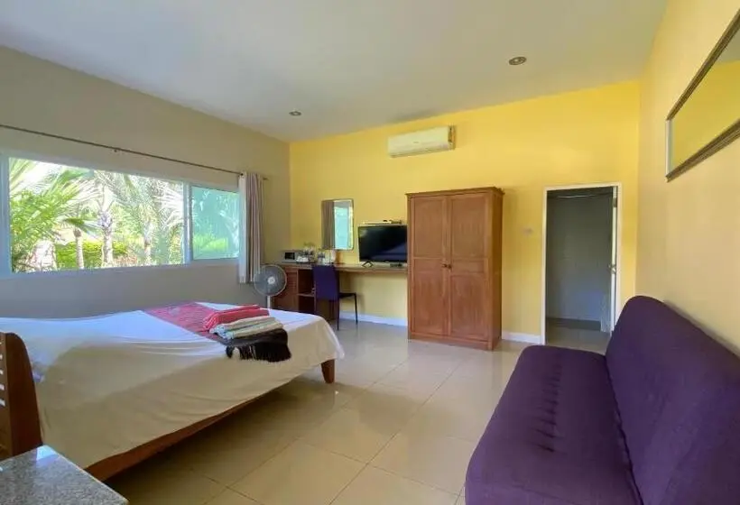 バルコニー付きデラックスルーム, Palm Gardens Resort, Bang Saphan