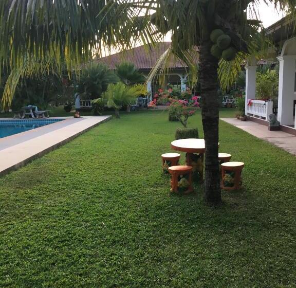 חדר דלוקס עם מרפסת, Palm Gardens Resort, Bang Saphan