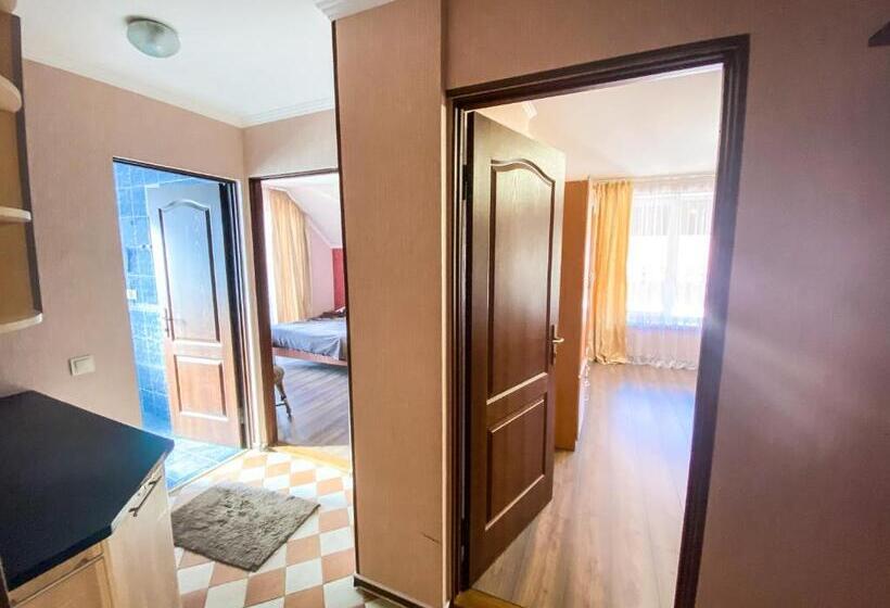 Семейный Номер Вид на Горы, Veronika