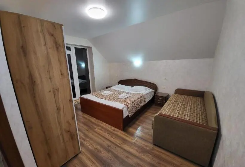 Habitació Triple Estàndard, Veronika