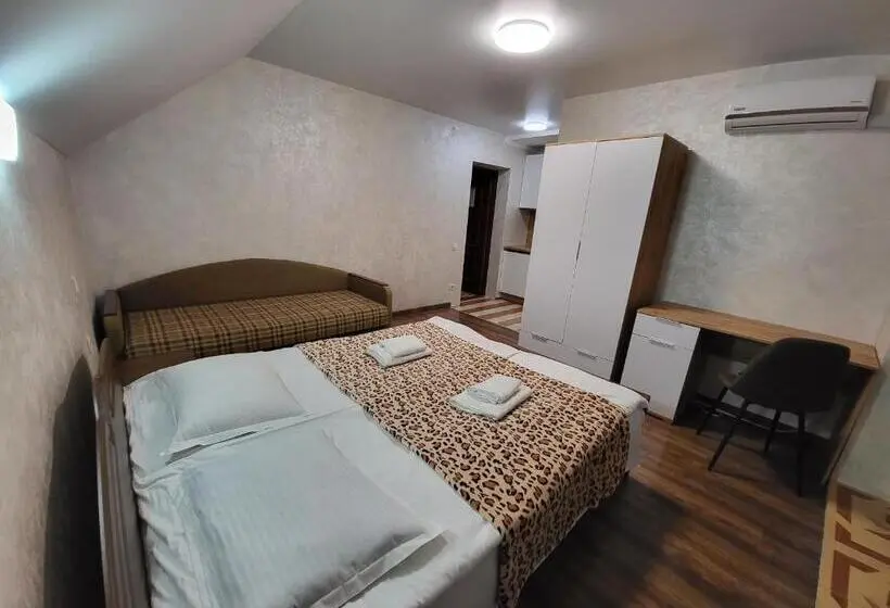 Habitació Triple Estàndard, Veronika