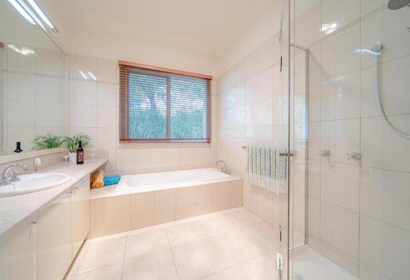 غرفة قياسية حمام مشترك, 6 Bdrs Villa With Pool & Tennis Court