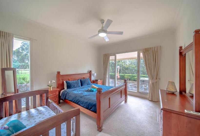 غرفة قياسية حمام مشترك, 6 Bdrs Villa With Pool & Tennis Court