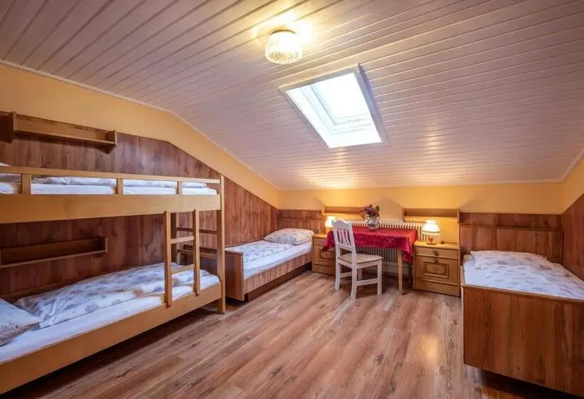 スタンダード４人部屋, Berghütte Burgweghof Jugendgästehaus