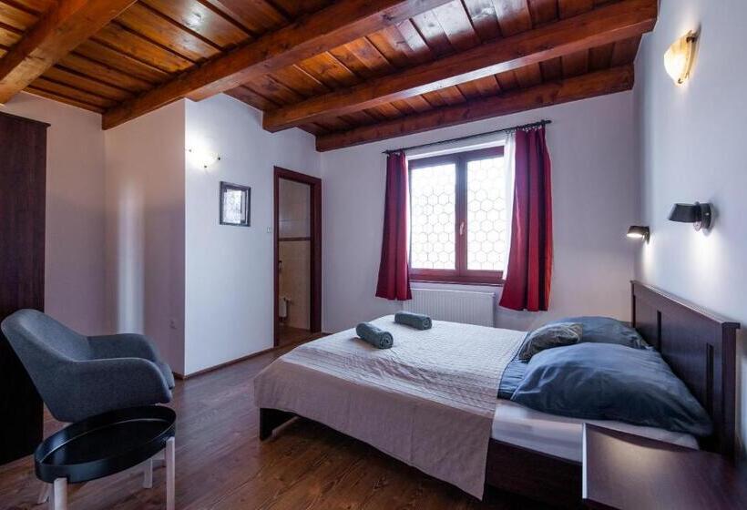 Номер Стандарт, Holló Panzió