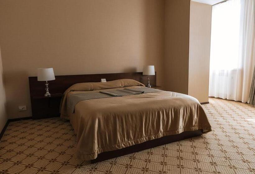 اتاق خانوادگی, Medeu