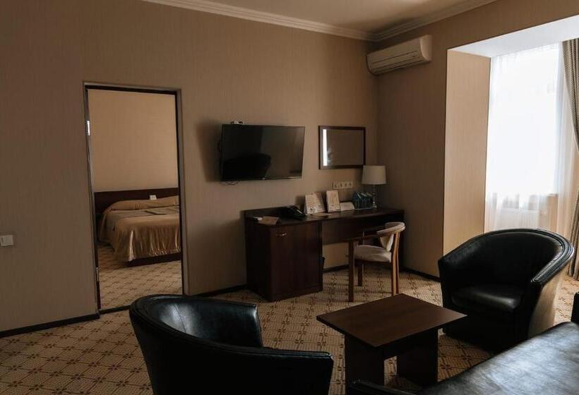 اتاق خانوادگی, Medeu