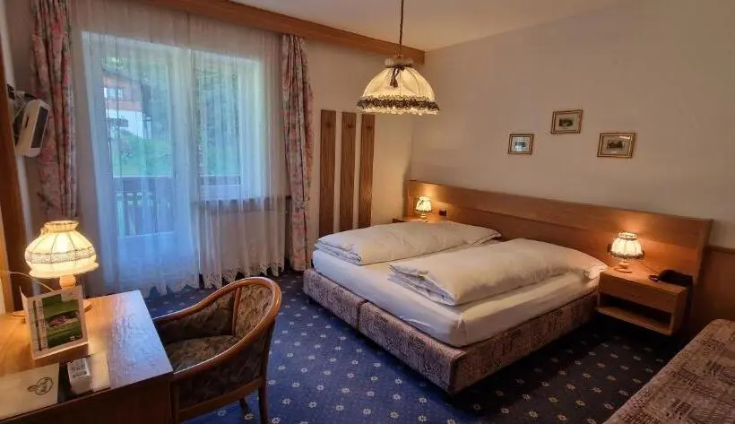 Standard-huone, Roy