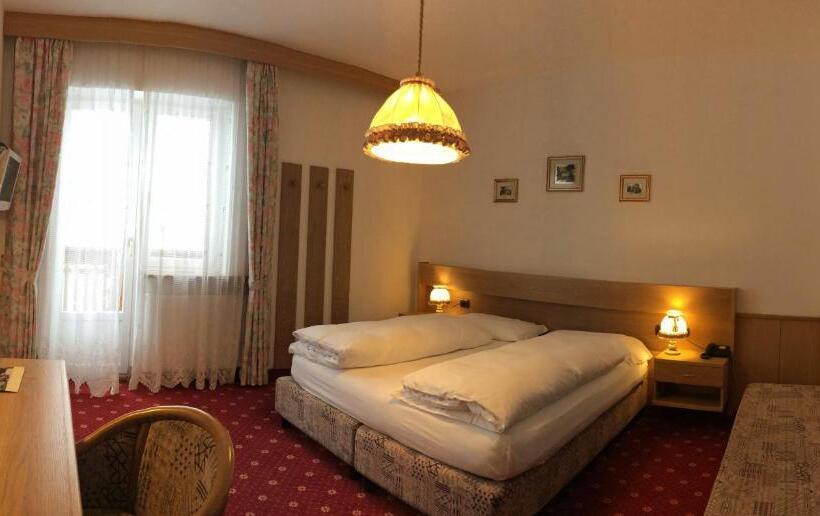 Номер Стандарт Трехместный, Roy