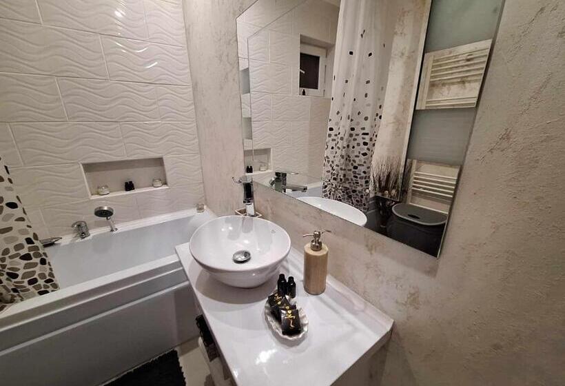 Дом 2 Спальни, Dominic House