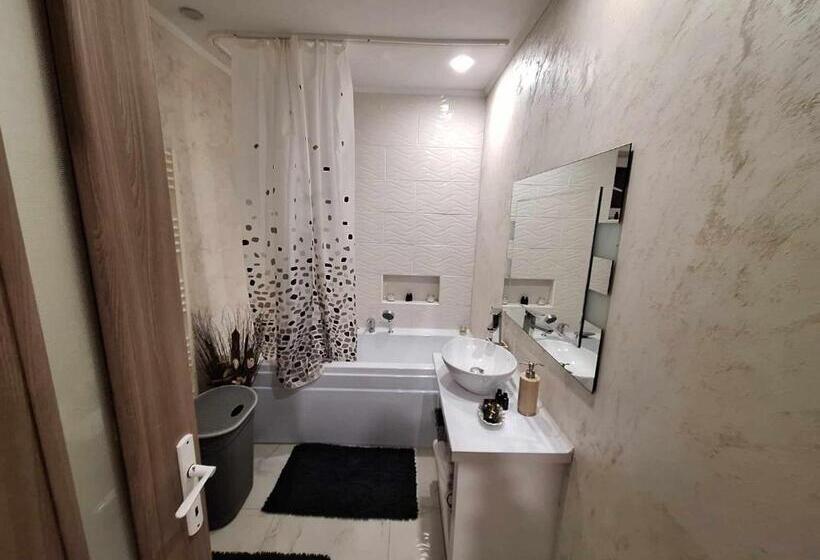 Дом 2 Спальни, Dominic House