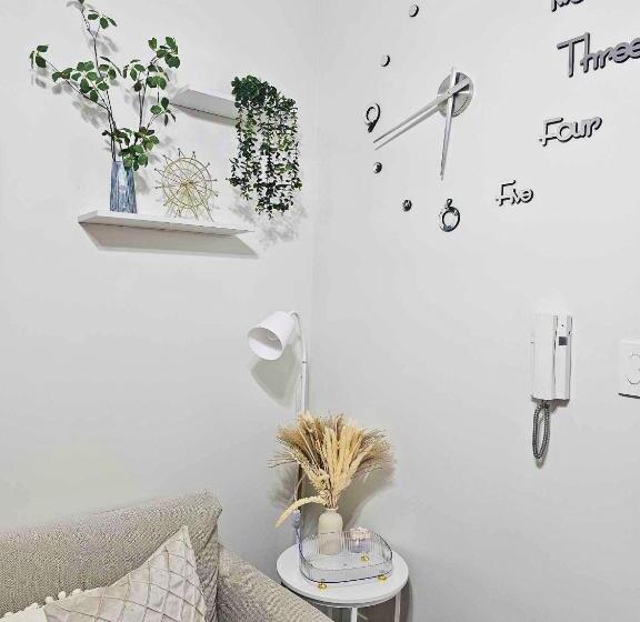 스위트, Austria Suites At Air Residences