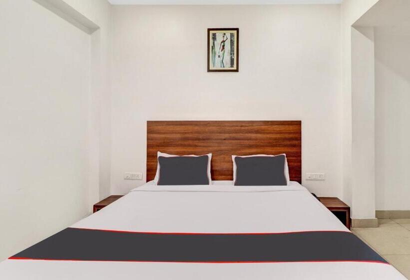 Трехместный Номер Классика, Collection O Hotel Colossal Inn