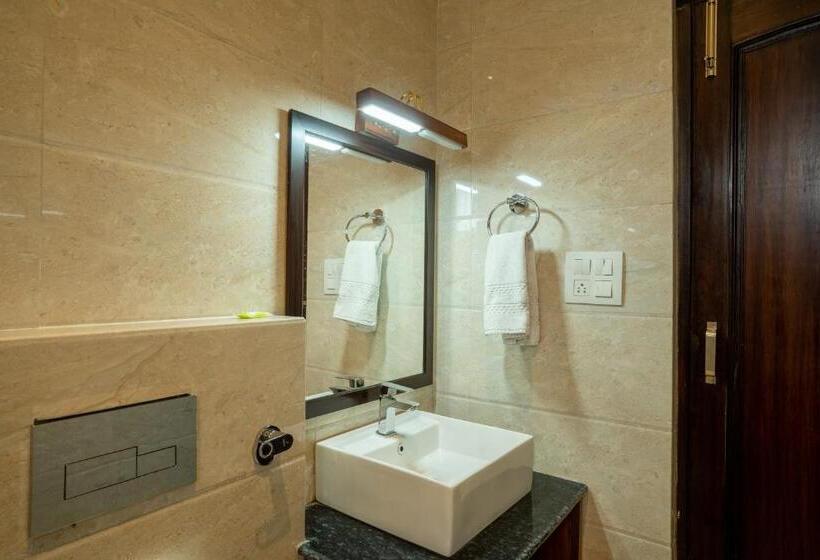 غرفة عائلية, Divine By The Lake Hill