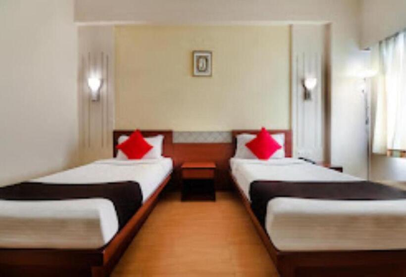 חדר דחוקס עם מיטת קינג, Nakshatra,guwahati