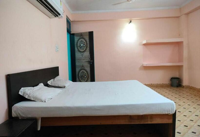 اتاق کلاسیک سه تخته, Oyo The Indian Guest House