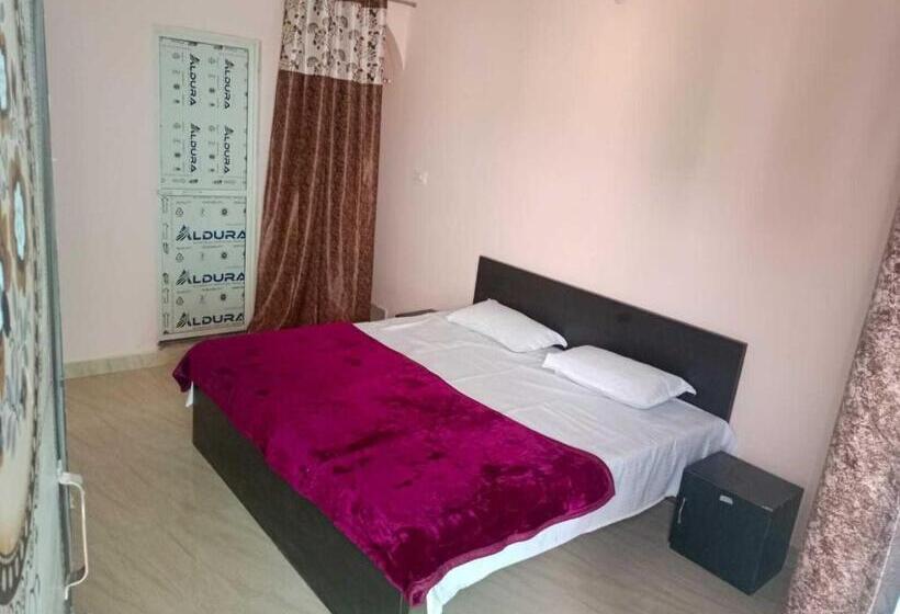 اتاق کلاسیک سه تخته, Oyo The Indian Guest House