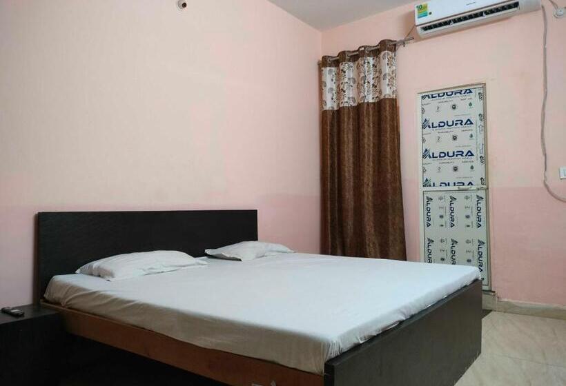 اتاق کلاسیک سه تخته, Oyo The Indian Guest House