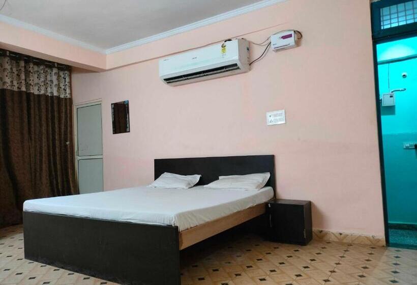 اتاق کلاسیک سه تخته, Oyo The Indian Guest House