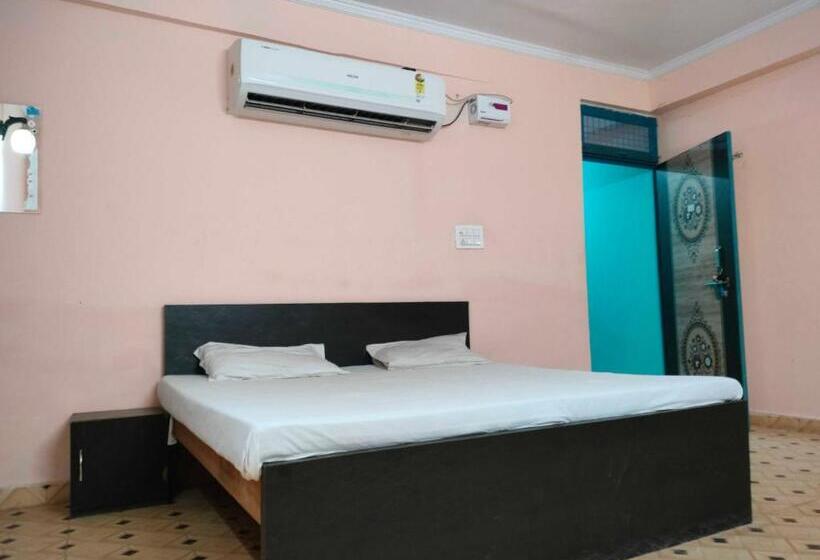 اتاق کلاسیک سه تخته, Oyo The Indian Guest House