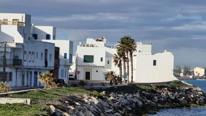 اتاق خانوادگی با چشم‌انداز دریا, Maison Albatros