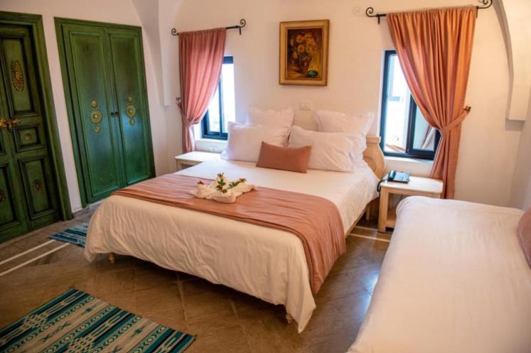 اتاق استاندارد سه نفره, Dar Gino