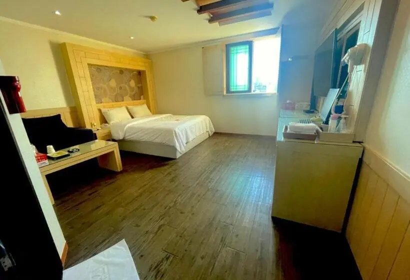 Deluxe-huone, Equus Motel