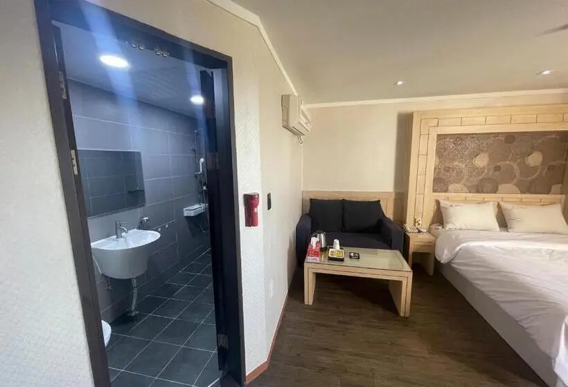 Deluxe-huone, Equus Motel
