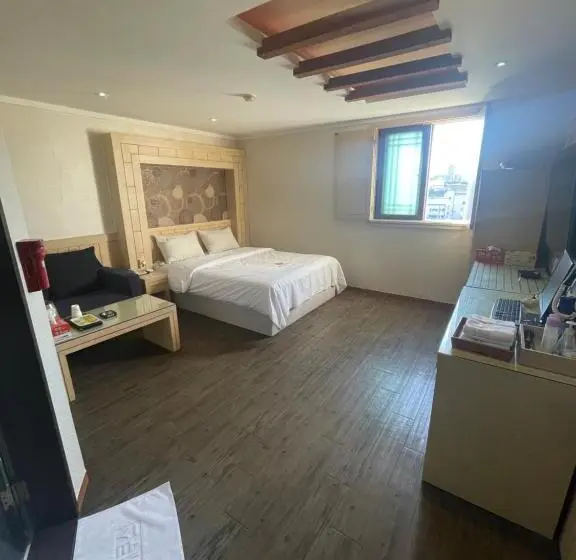 Deluxe-huone, Equus Motel