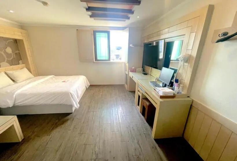 Deluxe-huone, Equus Motel