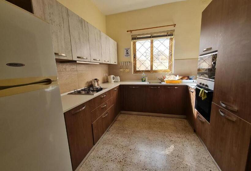 تختخواب در اتاق مشترک, Eem Student Guest House