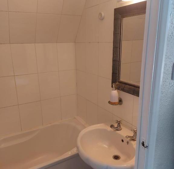 غرفة عائلية, The Wheatley