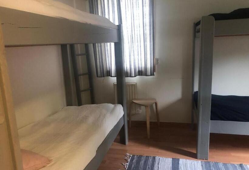 חדר סטנדרטי לארבעה עם חדר אמבטיה משותף, Fjällgården Grövelsjön Vandrarhemsrum Töfsingdalen