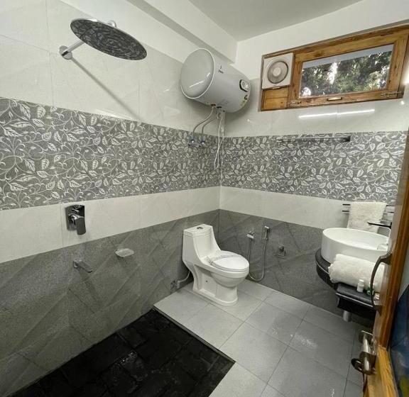 Family Suite, Marigold , Pulga