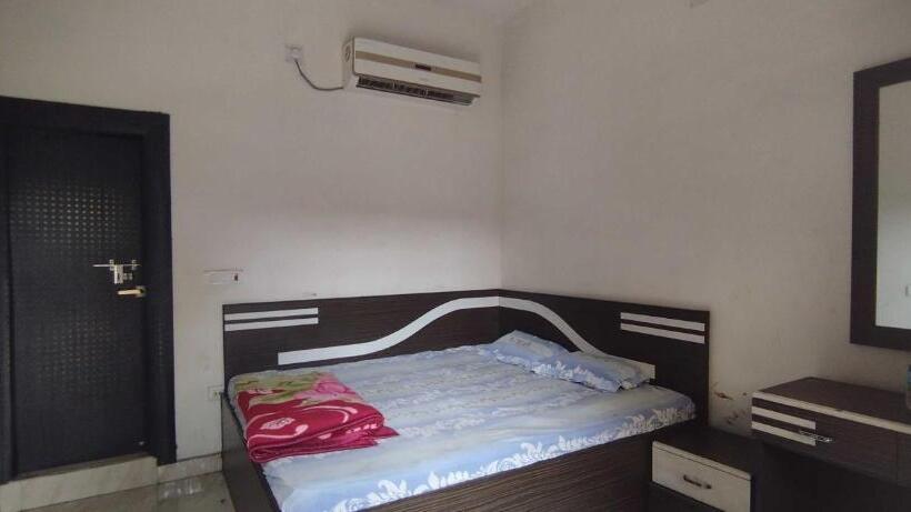 غرفة كلاسيكية ثلاثية, Oyo Guldasta Marriage Hall