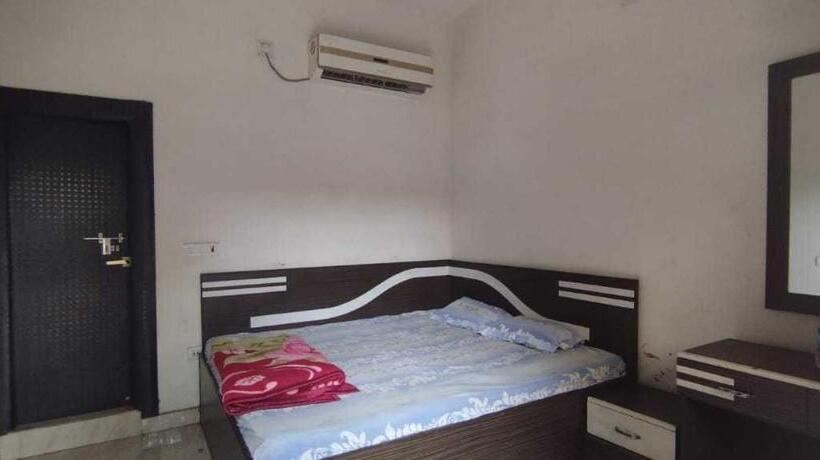 غرفة كلاسيكية ثلاثية, Oyo Guldasta Marriage Hall