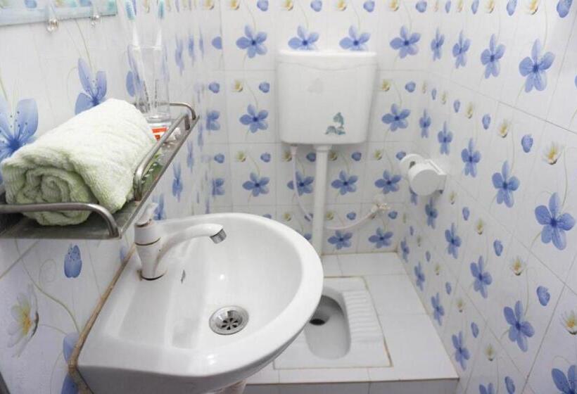 اتاق اکونومی, White House International