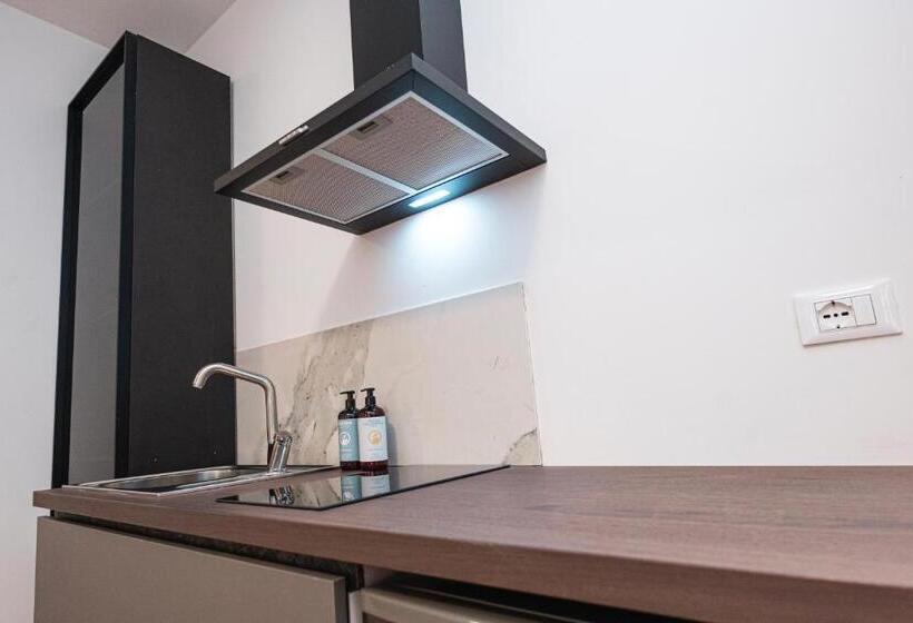 استودیوی استاندارد, Hurban Apartments Venezian