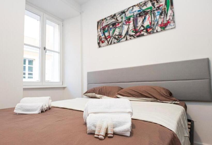 استودیوی استاندارد, Hurban Apartments Venezian