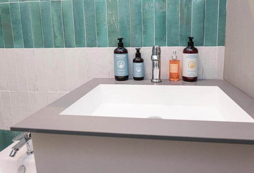 استودیوی استاندارد, Hurban Apartments Venezian