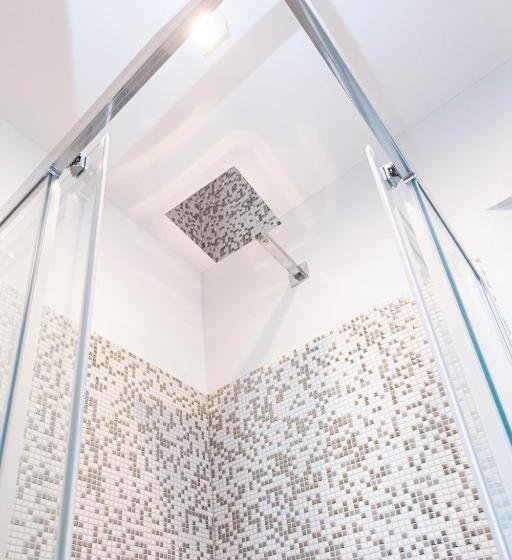 استودیو خانوادگی, Hurban Apartments Venezian