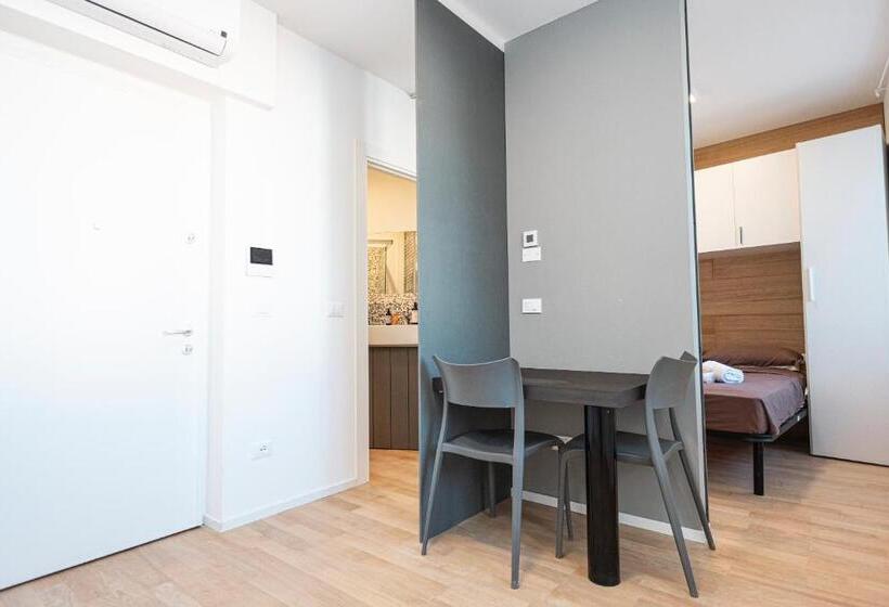 استودیو خانوادگی, Hurban Apartments Venezian