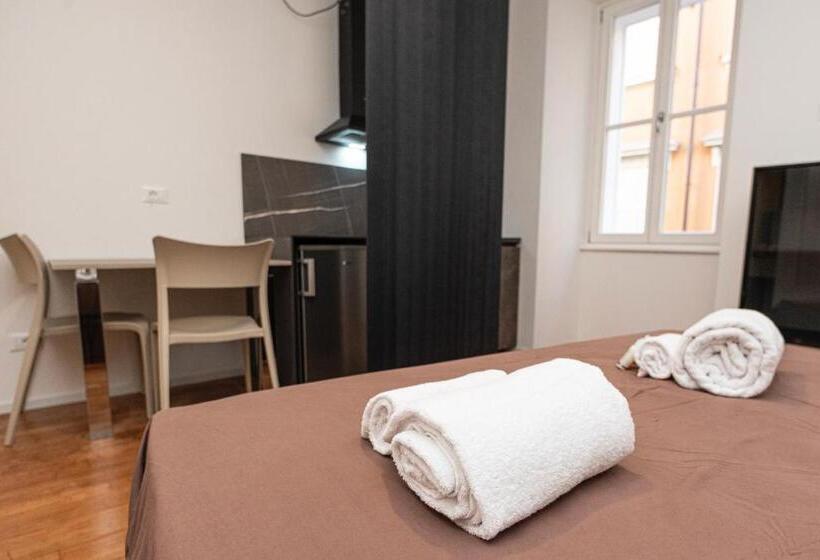 استودیوی استاندارد, Hurban Apartments Venezian