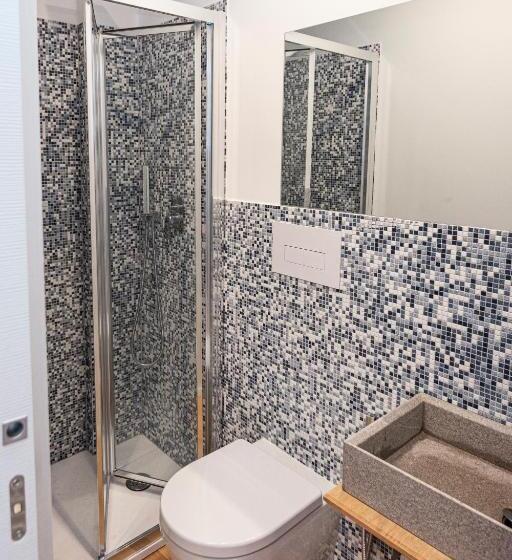 استودیوی استاندارد, Hurban Apartments Venezian