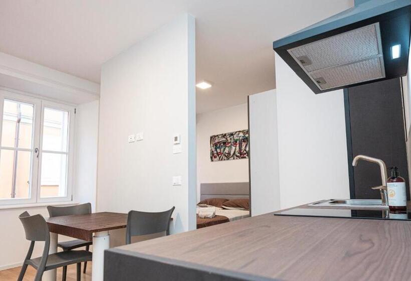 استودیوی استاندارد, Hurban Apartments Venezian