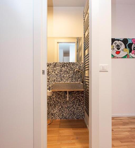 استودیوی استاندارد, Hurban Apartments Venezian