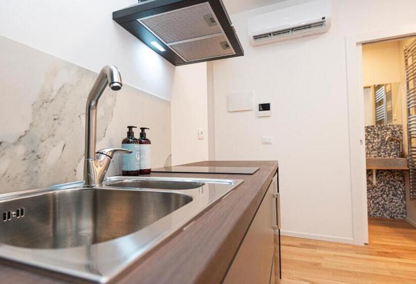 استودیوی استاندارد, Hurban Apartments Venezian