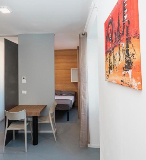 استودیو خانوادگی, Hurban Apartments Venezian